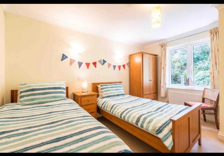 Fantastic Spacious House With Beautiful Panoramic Views Of The Bay Only A Few Minutes Walk From Beach Harbour And Restaurants This House Has 3 Bedrooms 3 Bathrooms And 2 Lovely Sitting Rooms Lyme Regis Exterior photo