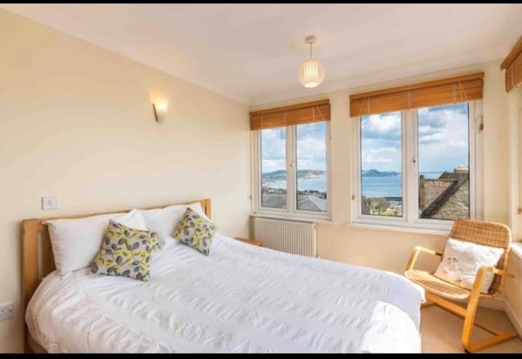 Fantastic Spacious House With Beautiful Panoramic Views Of The Bay Only A Few Minutes Walk From Beach Harbour And Restaurants This House Has 3 Bedrooms 3 Bathrooms And 2 Lovely Sitting Rooms Lyme Regis Exterior photo