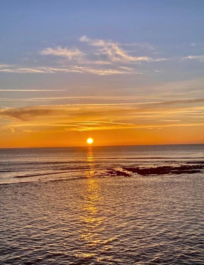 Fantastic Spacious House With Beautiful Panoramic Views Of The Bay Only A Few Minutes Walk From Beach Harbour And Restaurants This House Has 3 Bedrooms 3 Bathrooms And 2 Lovely Sitting Rooms Lyme Regis Exterior photo