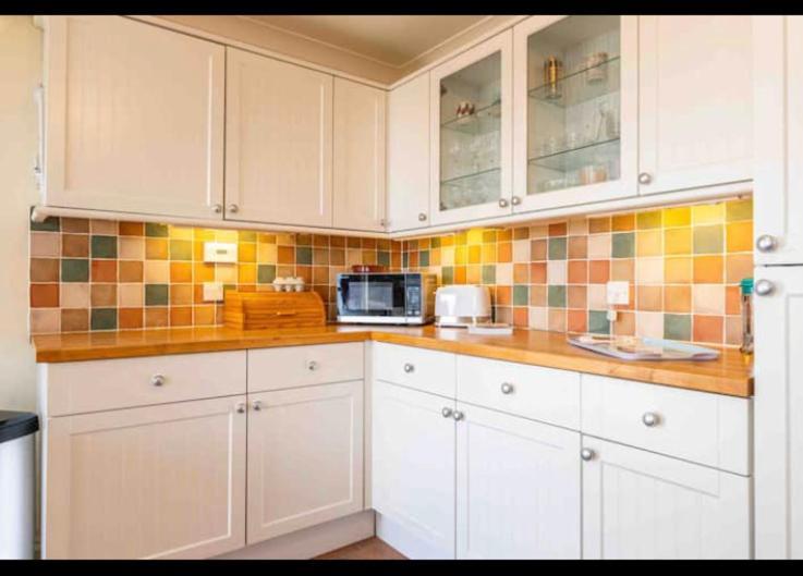 Fantastic Spacious House With Beautiful Panoramic Views Of The Bay Only A Few Minutes Walk From Beach Harbour And Restaurants This House Has 3 Bedrooms 3 Bathrooms And 2 Lovely Sitting Rooms Lyme Regis Exterior photo