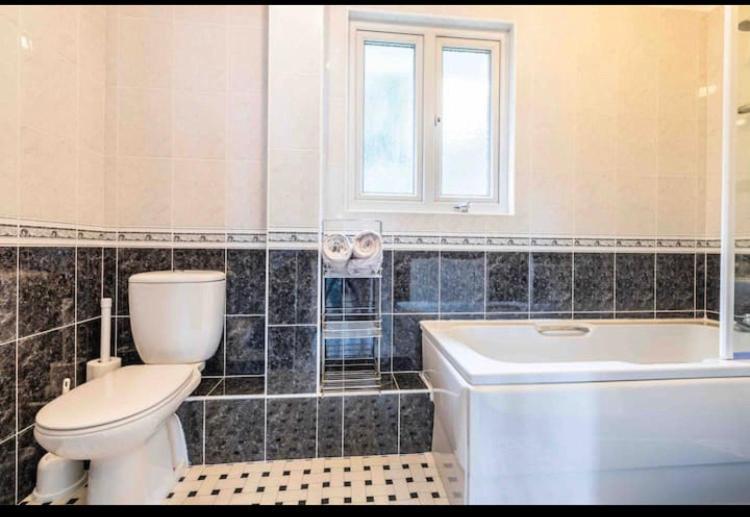 Fantastic Spacious House With Beautiful Panoramic Views Of The Bay Only A Few Minutes Walk From Beach Harbour And Restaurants This House Has 3 Bedrooms 3 Bathrooms And 2 Lovely Sitting Rooms Lyme Regis Exterior photo