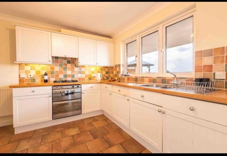 Fantastic Spacious House With Beautiful Panoramic Views Of The Bay Only A Few Minutes Walk From Beach Harbour And Restaurants This House Has 3 Bedrooms 3 Bathrooms And 2 Lovely Sitting Rooms Lyme Regis Exterior photo