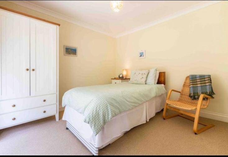Fantastic Spacious House With Beautiful Panoramic Views Of The Bay Only A Few Minutes Walk From Beach Harbour And Restaurants This House Has 3 Bedrooms 3 Bathrooms And 2 Lovely Sitting Rooms Lyme Regis Exterior photo
