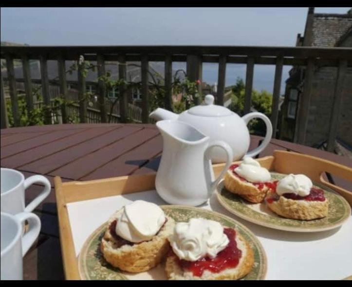 Fantastic Spacious House With Beautiful Panoramic Views Of The Bay Only A Few Minutes Walk From Beach Harbour And Restaurants This House Has 3 Bedrooms 3 Bathrooms And 2 Lovely Sitting Rooms Lyme Regis Exterior photo