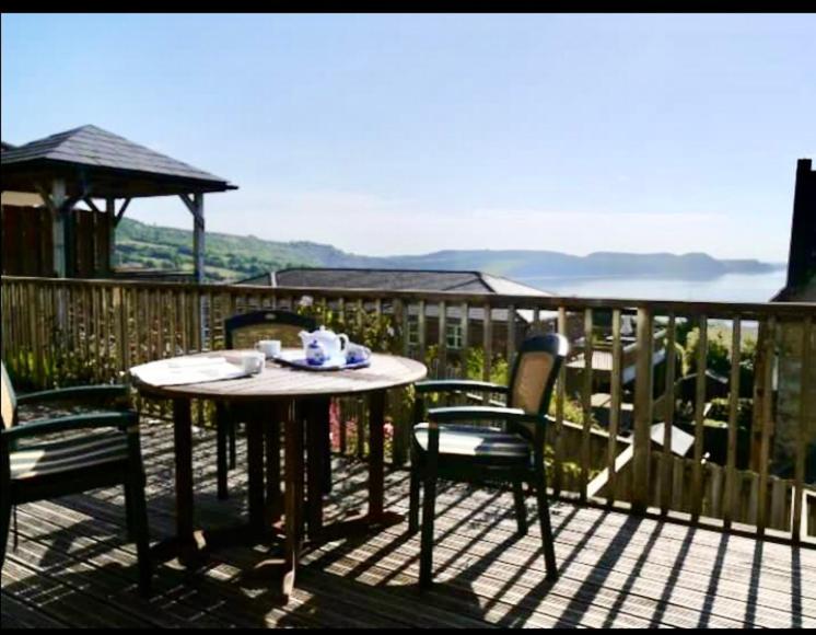 Fantastic Spacious House With Beautiful Panoramic Views Of The Bay Only A Few Minutes Walk From Beach Harbour And Restaurants This House Has 3 Bedrooms 3 Bathrooms And 2 Lovely Sitting Rooms Lyme Regis Exterior photo